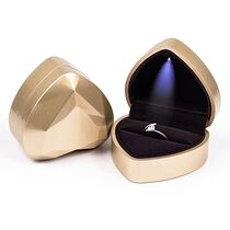 обзорное фото Футляр для кольца с подсветкой Золотое сердце 037513  Подарочные футляры и упаковки
