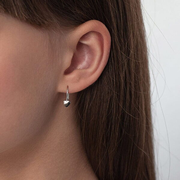 сережки сердечка детские из белого золота фото на ушке сережки сердечка детские из белого золота фото на ушке