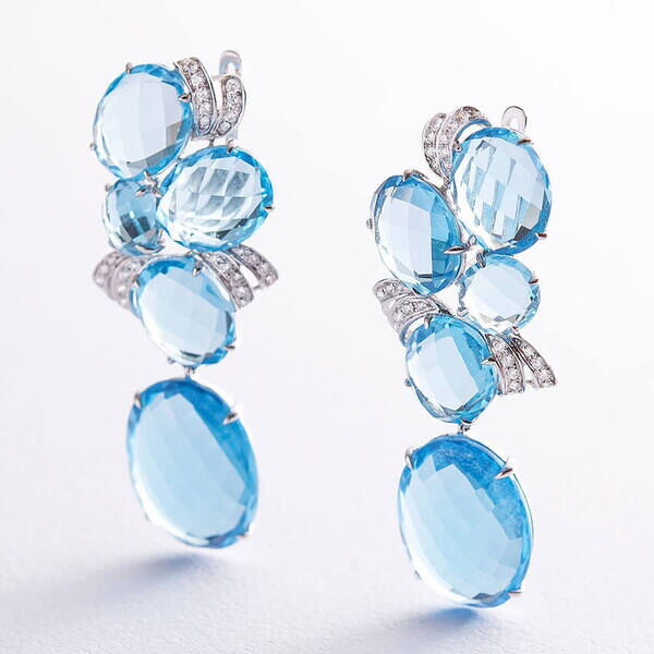 Золотые серьги с бриллиантами и голубыми топазами "Королева" 037761 детальное изображение ювелирного изделия Золотые серьги с бриллиантами Золотые серьги с бриллиантами и голубыми топазами "Королева" 037761 детальное изображение ювелирного изделия Золотые серьги с бриллиантами