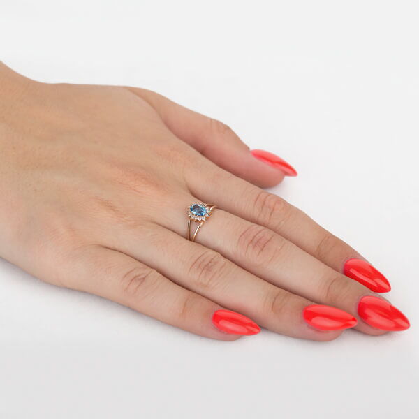 Золотое кольцо с топазом  Золотое кольцо с топазом