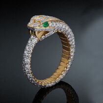 обзорное фото  Эксклюзивное кольцо в жёлтом золоте 750 пробы Снейк с россыпью бриллиантов и изумрудов 037286  Эксклюзивные кольца из золота
