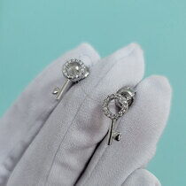 обзорное фото Серебряные серьги гвоздики Ключик с фианитами 027331 Серебряные серьги обзорное фото Серебряные серьги гвоздики Ключик с фианитами 027331  Серебряные серьги