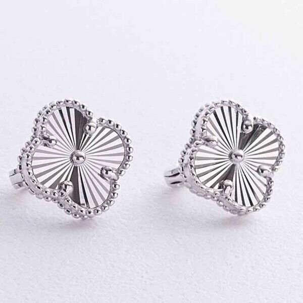 Женские серьги в белом золоте Клевер с алмазной гранью на английской застежке 039043 детальное изображение ювелирного изделия Золотые серьги без вставок