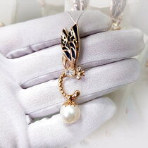 обзорное фото Золотой кулон Стрекоза с жемчугом, эмалью и фианитами 031600 Золотые кулоны с жемчугом обзорное фото Золотой кулон Стрекоза с жемчугом, эмалью и фианитами 031600  Золотые кулоны с жемчугом