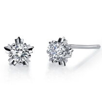 обзорное фото Серьги - пусеты в виде снежинки с бриллиантами в белом золоте 039233  Золотые серьги с бриллиантами