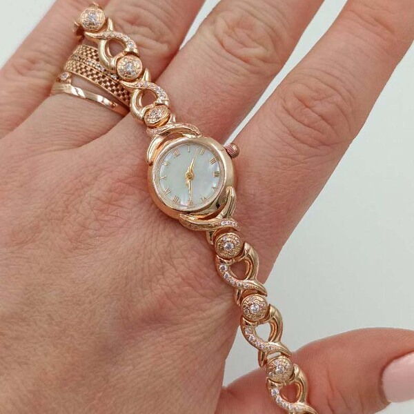 Ніжний та витончений жіночий золотий годинник з фіанітами та шкіряним ремінцем 039961 детальне зображення ювелірного виробу Ніжний та витончений жіночий золотий годинник з фіанітами та шкіряним ремінцем 039961 детальне зображення ювелірного виробу