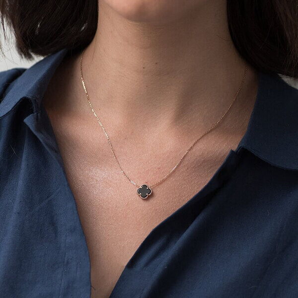 золотое колье с Клевером в стиле van cleef фото на моделе золотое колье с Клевером в стиле van cleef фото на моделе