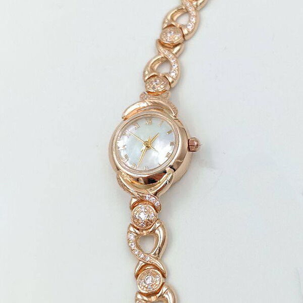 Ніжний та витончений жіночий золотий годинник з фіанітами та шкіряним ремінцем 039961 детальне зображення ювелірного виробу Ніжний та витончений жіночий золотий годинник з фіанітами та шкіряним ремінцем 039961 детальне зображення ювелірного виробу