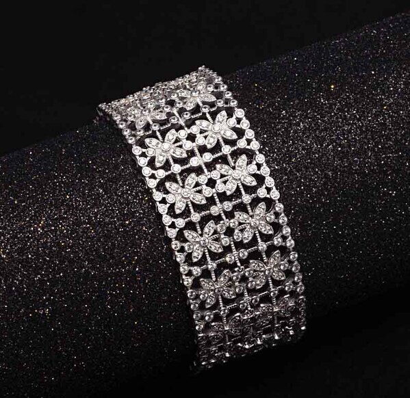 Масивний срібний браслет з фіанітами 038804 детальне зображення ювелірного виробу Масивний срібний браслет з фіанітами 038804 детальне зображення ювелірного виробу