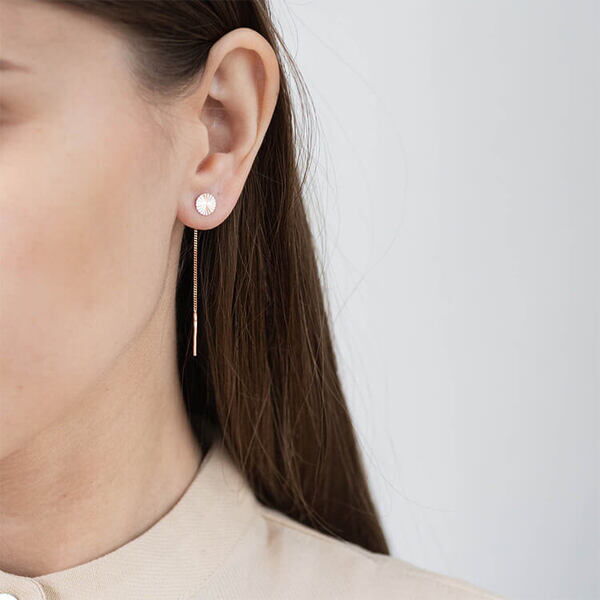 серьги протяжки с алмазной гранью фото на ухе серьги протяжки с алмазной гранью фото на ухе