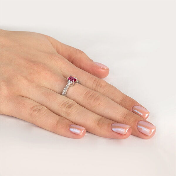 Золотое кольцо с рубином 027124 на руке Золотое кольцо с рубином 027124 на руке