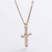 обзорное фото Колье с крестиком в желтом золоте и фианитами 039072  Золотые колье с камнями