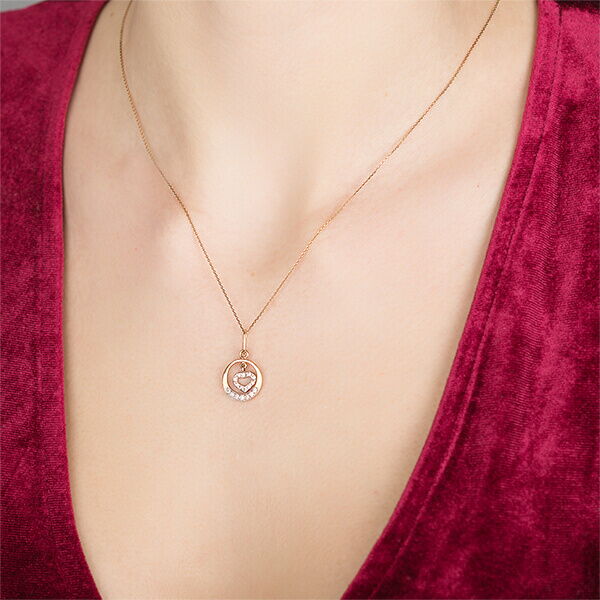 Золотой кулон Сердечко с фианитами 62172 на шее Золотой кулон Сердечко с фианитами 62172 на шее