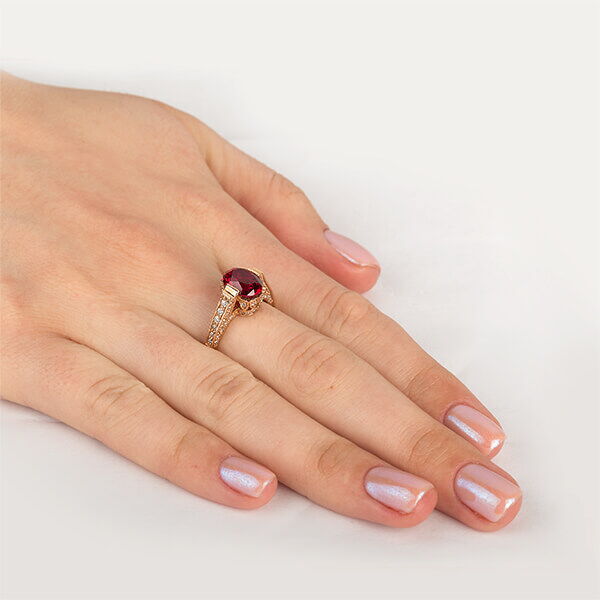 Золотое кольцо с рубином 027123 на руке