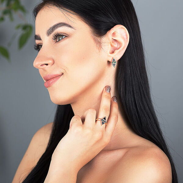 Золотое кольцо с агатом и нанокристаллами 030011 Золотое кольцо с агатом и нанокристаллами 030011