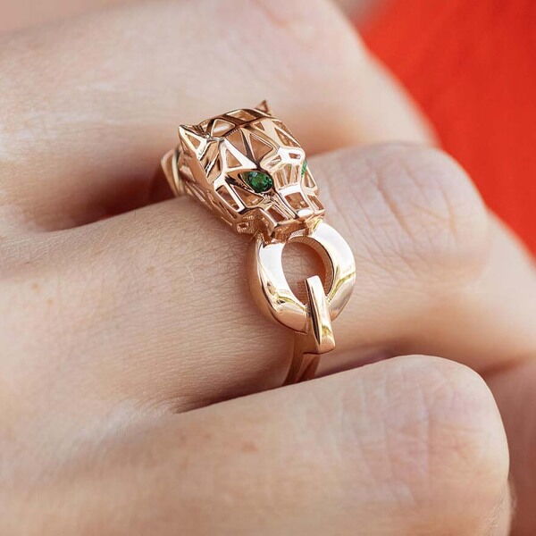 Каблучка в червоному золоті Пантера з зеленими фіанітами 039126 детальне зображення ювелірного виробу Каблучка в червоному золоті Пантера з зеленими фіанітами 039126 детальне зображення ювелірного виробу