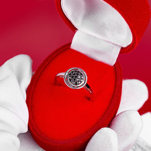кольцо в белом золоте с черными бриллиантами