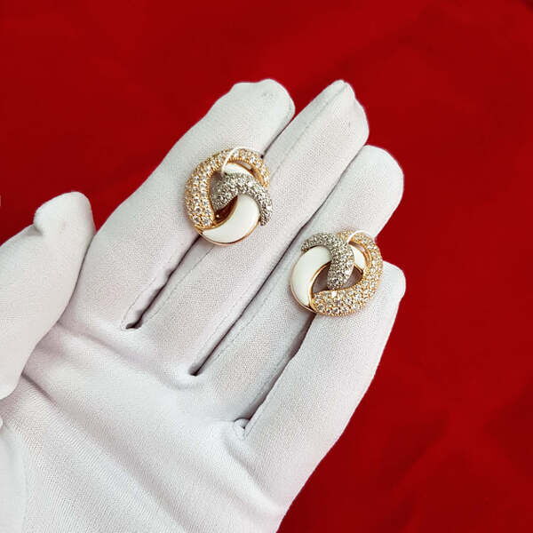 круглые золотые серьги с камнями и с белой эмалью круглые золотые серьги с камнями и с белой эмалью