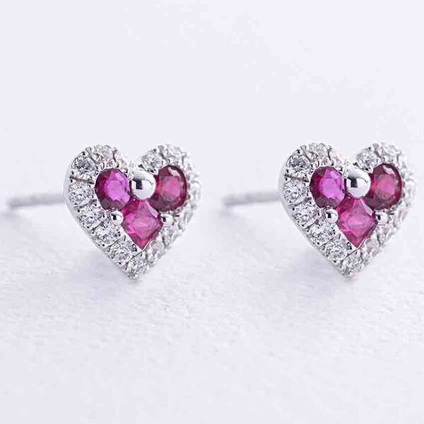 Золотые серьги-пусеты Сердце с рубином и бриллиантами 038715 детальное изображение ювелирного изделия Золотые серьги с рубином Золотые серьги-пусеты Сердце с рубином и бриллиантами 038715 детальное изображение ювелирного изделия Золотые серьги с рубином