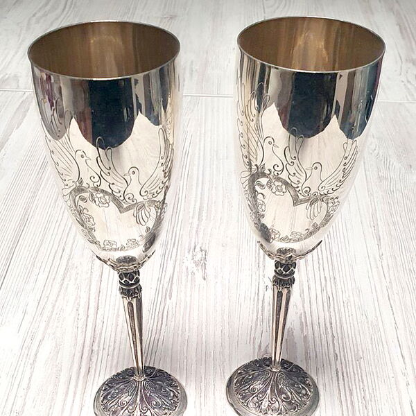 Весільні келихи срібні голуби Весільні келихи срібні голуби