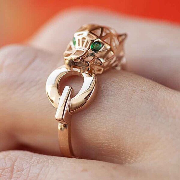 Каблучка в червоному золоті Пантера з зеленими фіанітами 039126 детальне зображення ювелірного виробу Каблучка в червоному золоті Пантера з зеленими фіанітами 039126 детальне зображення ювелірного виробу