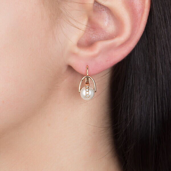 Золотые сережки на ухе Золотые сережки на ухе