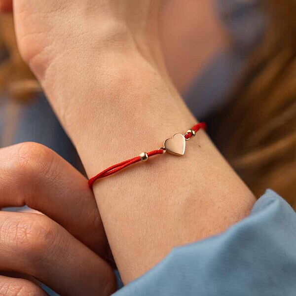Браслет з червоного шовку та золотим сердечком 038730 детальне зображення ювелірного виробу Браслет з червоного шовку та золотим сердечком 038730 детальне зображення ювелірного виробу