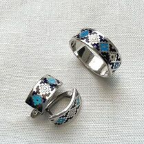 обзорное фото Серебряное кольцо Вышиванка бело-голубая, серебро с родием 925 пробы 037257  Серебряные серьги с камнями