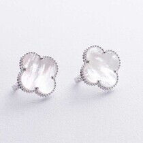 обзорное фото Серьги Клевер в белом золоте на английской застежке 038375 Золотые серьги с перламутром обзорное фото Серьги Клевер в белом золоте на английской застежке 038375  Золотые серьги с перламутром