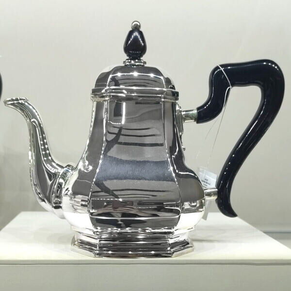 Срібний чайник у чайному наборі з футляром Срібний чайник у чайному наборі з футляром