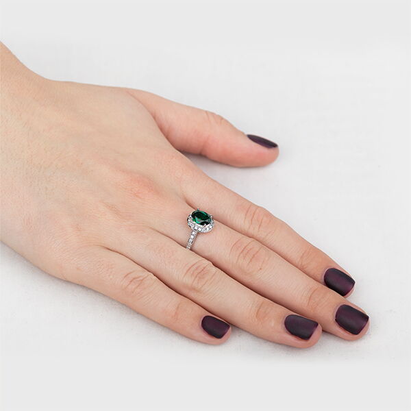 Золотое кольцо с изумрудом и бриллиантами Золотое кольцо с изумрудом и бриллиантами