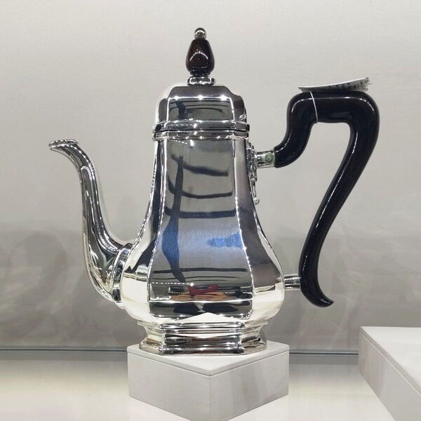 Срібний чайник у чайному наборі з футляром Срібний чайник у чайному наборі з футляром