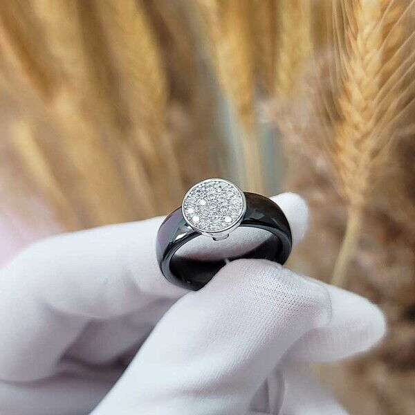 Масивна срібна каблучка з чорної кераміки та коло білих фіанітів 039407 детальне зображення ювелірного виробу Масивна срібна каблучка з чорної кераміки та коло білих фіанітів 039407 детальне зображення ювелірного виробу