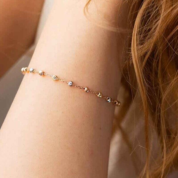 Золотий браслет з ажурними кульками в комбінованому золоті 039116 детальне зображення ювелірного виробу Золотий браслет з ажурними кульками в комбінованому золоті 039116 детальне зображення ювелірного виробу