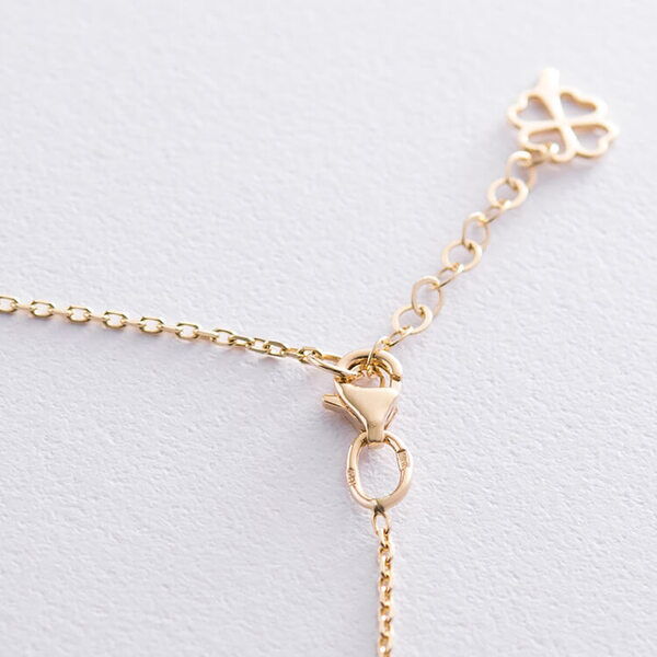 колье золотое с подвеской на застежке колье золотое с подвеской на застежке