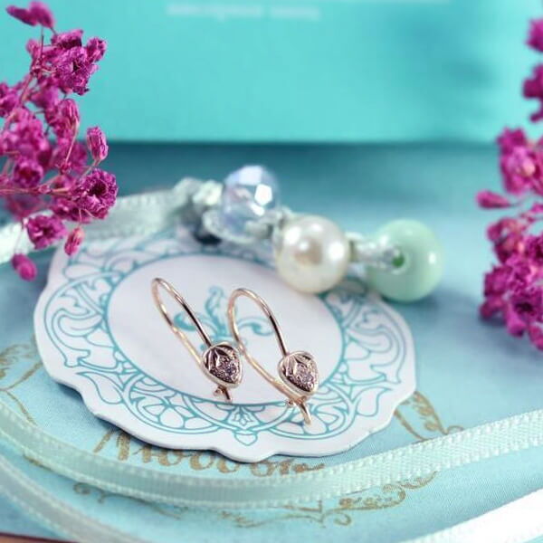 Детские золотые серьги Клубнички с белыми фианитами 027624 Детские золотые серьги Клубнички с белыми фианитами 027624