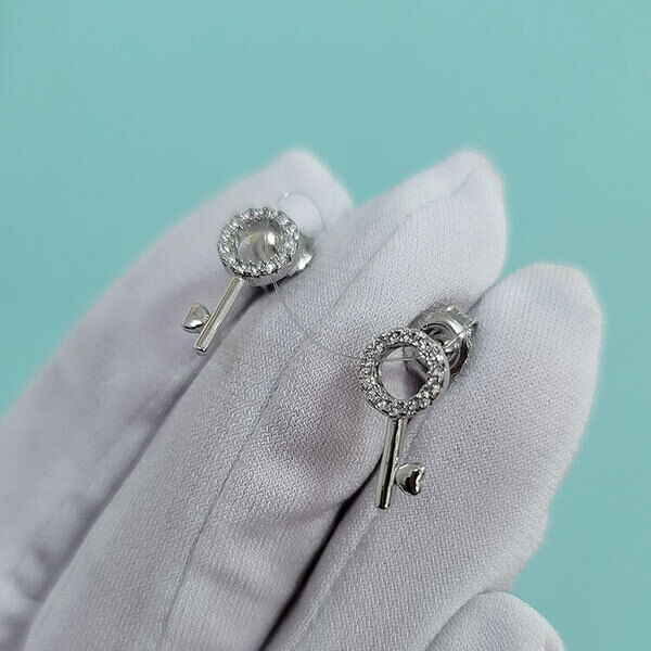 Срібні сережки гвоздики Ключик з фіанітами 027331 детальне зображення ювелірного виробу Срібні сережки гвоздики Ключик з фіанітами 027331 детальне зображення ювелірного виробу