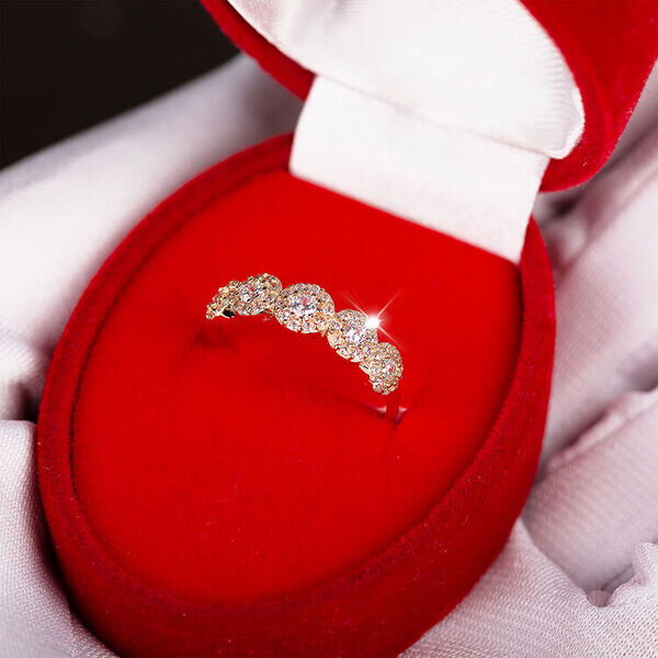 колечко золотое с камнями