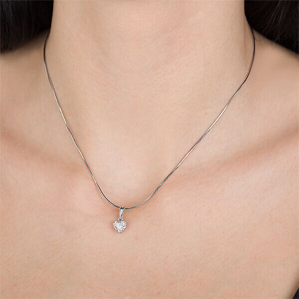 Золотой подвес с бриллиантом в виде сердца Золотой подвес с бриллиантом в виде сердца