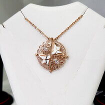 обзорное фото Золотое колье трансформер на магнитах с эмалью и фианитами 031647 Золотые колье с камнями обзорное фото Золотое колье трансформер на магнитах с эмалью и фианитами 031647  Золотые колье с камнями