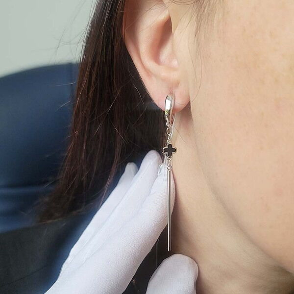 Срібні сережки Конюшина з чорною емаллю та паличкою 925 проби 039563 детальне зображення ювелірного виробу Срібні сережки Конюшина з чорною емаллю та паличкою 925 проби 039563 детальне зображення ювелірного виробу