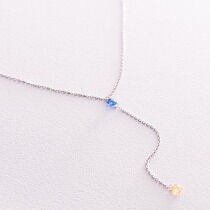 обзорное фото Патриотическое колье в белом золоте с фианитами, жёлтый и голубой камешек 037498  Золотые колье с камнями