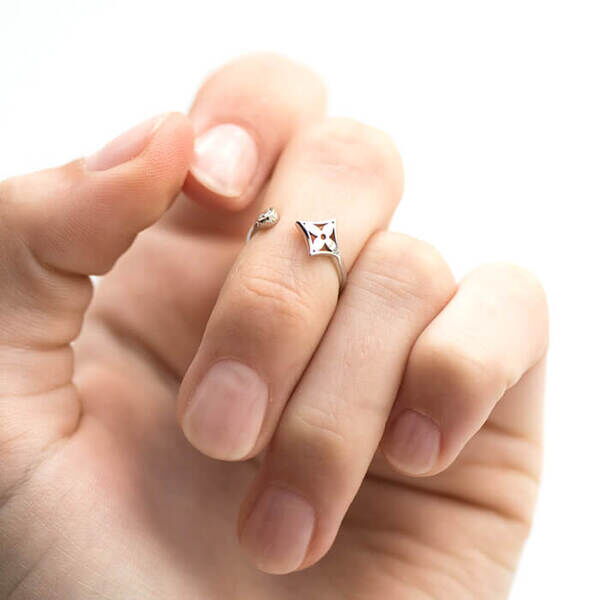 кольцо на фалангу из золота с камнем кольцо на фалангу из золота с камнем