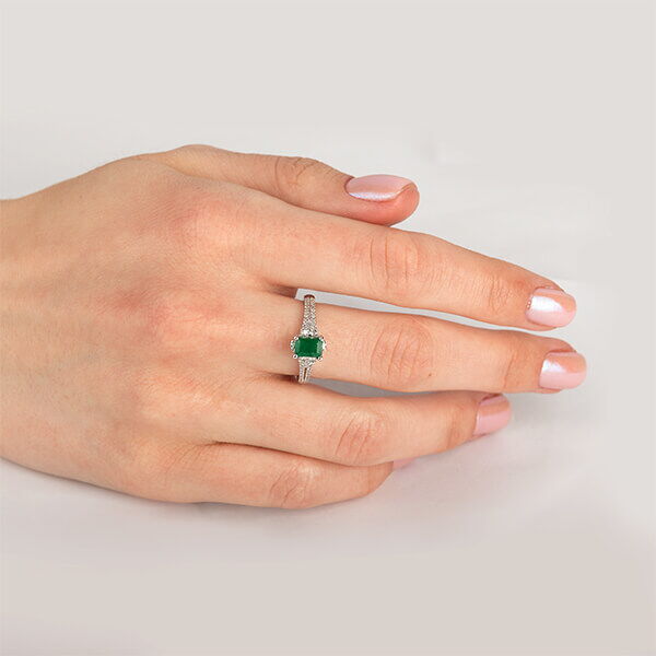 Золотое кольцо с изумрудом 027120 Золотое кольцо с изумрудом 027120