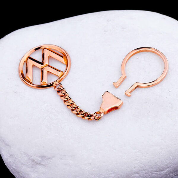 золотой брелок с логотипом фольксваген золотой брелок с логотипом фольксваген