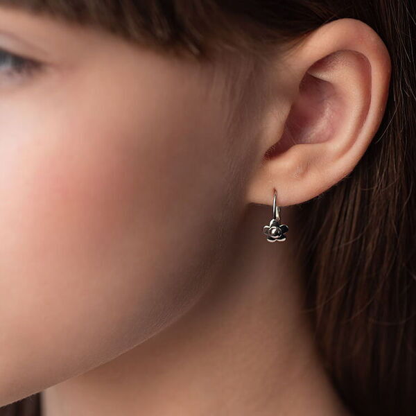 нежные детские серьги цветочки без камней фото нежные детские серьги цветочки без камней фото