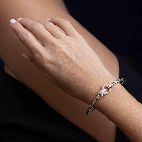 Жорсткий браслет Пантера з фіанітами в білому та червоному золоті 039145 детальне зображення ювелірного виробу