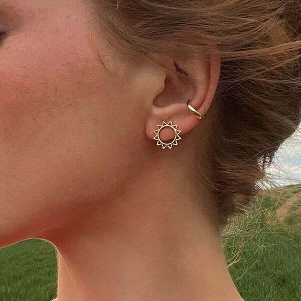 Золотые серьги-гвоздики "Солнце", жёлтое золото 037935 детальное изображение ювелирного изделия Золотые серьги без вставок Золотые серьги-гвоздики "Солнце", жёлтое золото 037935 детальное изображение ювелирного изделия Золотые серьги без вставок