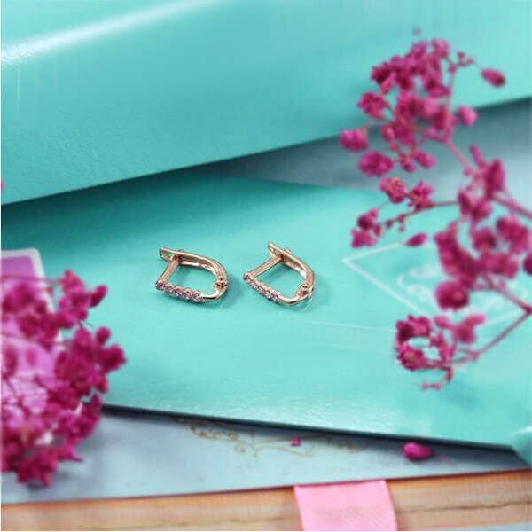 Серьги в красном золоте на английском замке с фианитами 027623 Серьги в красном золоте на английском замке с фианитами 027623