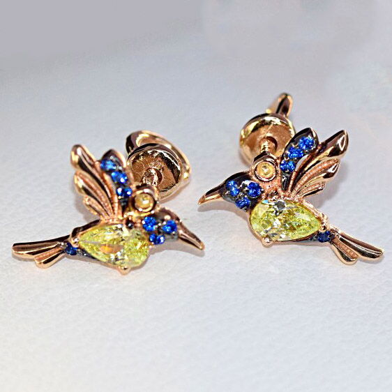 Серьги - пусеты Колибри с голубыми и желтыми фианитами в красном золоте 039353 детальное изображение ювелирного изделия Золотые серьги с фианитом Серьги - пусеты Колибри с голубыми и желтыми фианитами в красном золоте 039353 детальное изображение ювелирного изделия Золотые серьги с фианитом